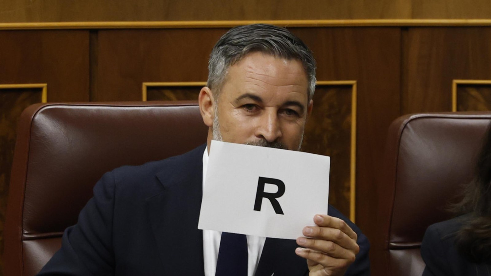 Santiago Abascal in the Congress of Deputies holding a sheet with a letter from TRAITOR during control. EFE still.