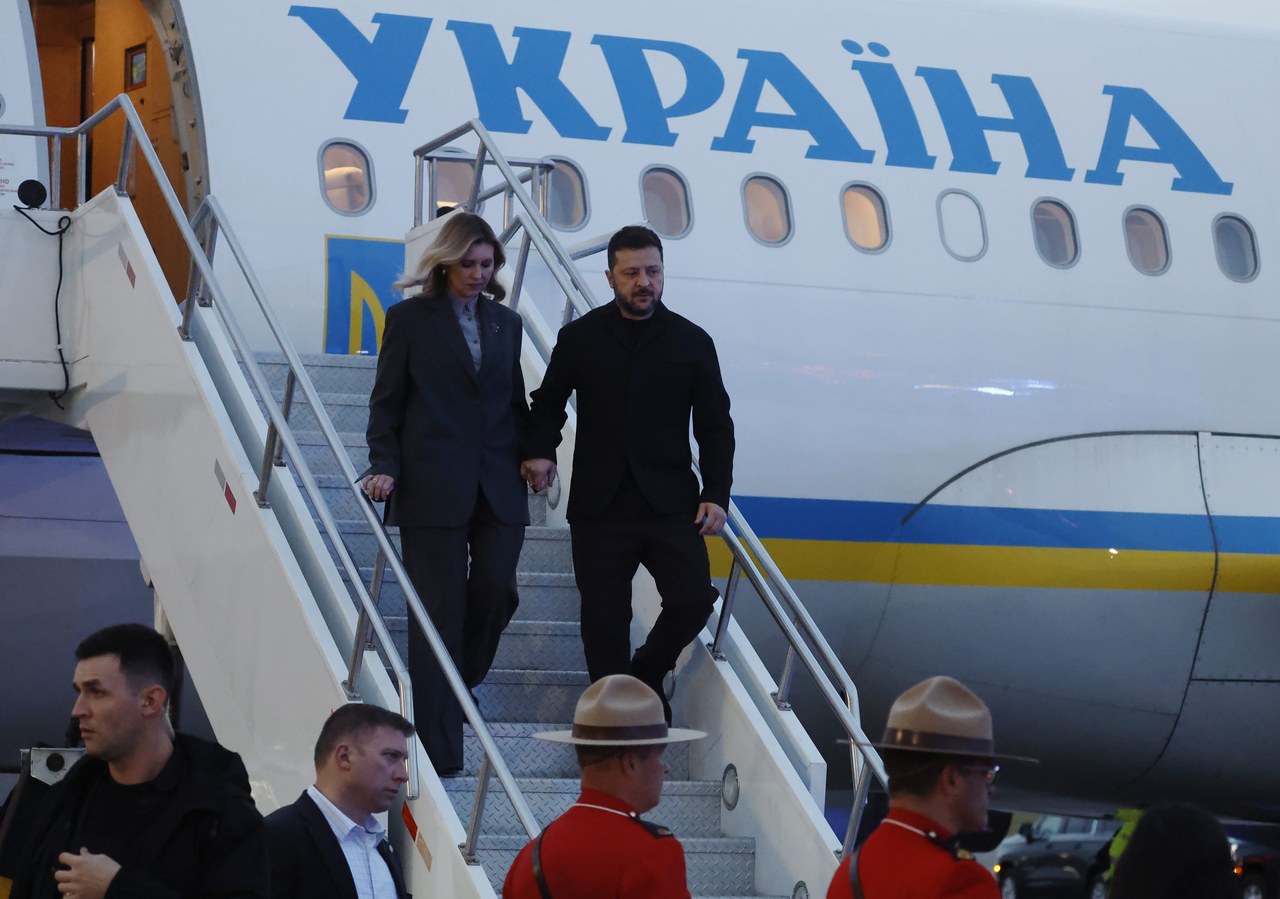 President Volodymyr Zelensky and First Lady Olena Zelenska descend aircraft stairs at Calgary International Airport, 9 Sep 2026, RCMP in Red Serge at base.